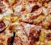 Fatia de pizza com queijo derretido