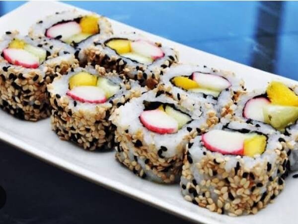 Black Fish Food Japanese — Uramaki Califórnia Black Fish Food Japanese — Uramaki Califórnia