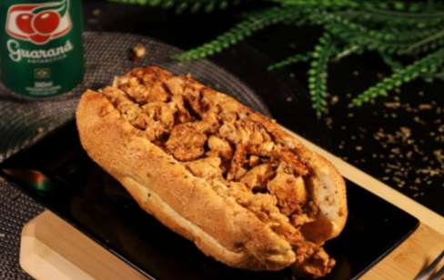 Gigio’s Pão de Alho Sanduiche — Frango Empanado com Geléia de Pimenta e Cream Cheese Frango Empanado com Geléia de Pimenta e Cream Cheese — Gigio’s Pão de Alho Sanduiche