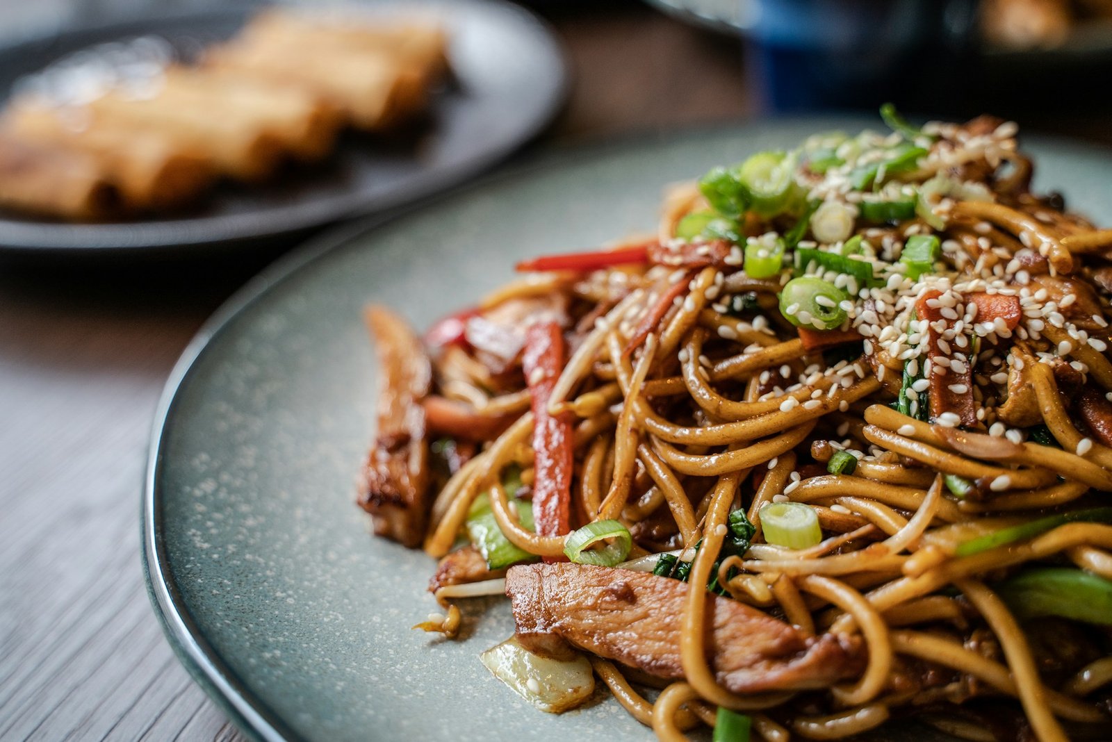 Macarrao lo mein com legumes e gergelim