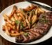 Corte de carne grelhada servido em churrascaria de Londrina