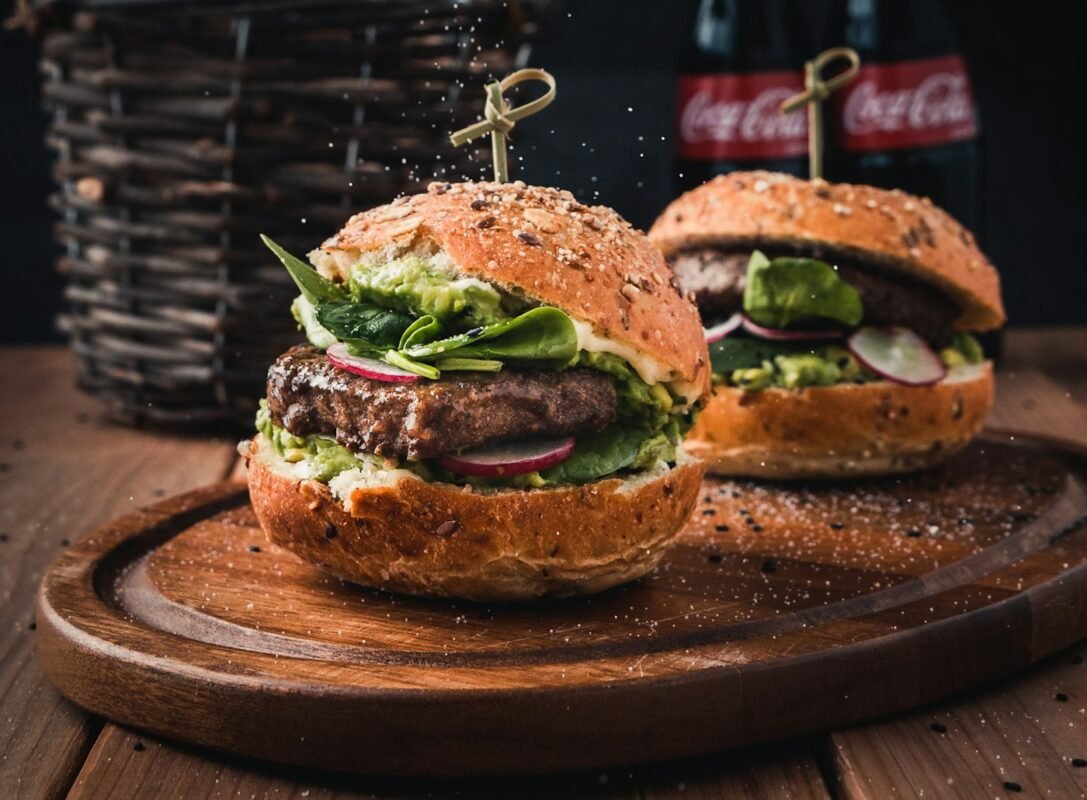 Hambúrguer artesanal servido em hamburgueria de Maringá