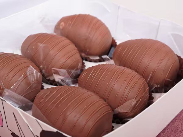 Ana Colli Confeitaria — Caixa de 6 Bombons de Morango Ana Colli Confeitaria — Caixa de 6 Bombons de Morango