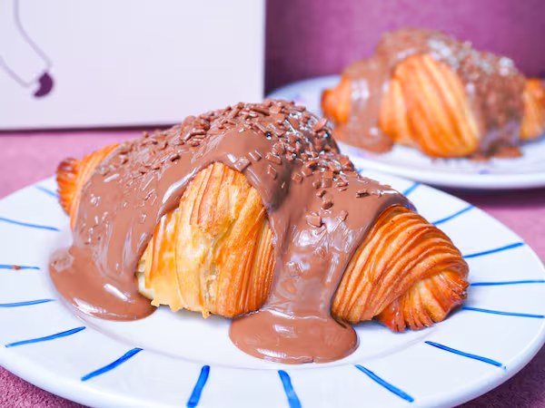 Ana Colli Confeitaria — Croissant Chocolatudo Ana Colli Confeitaria — Croissant Chocolatudo