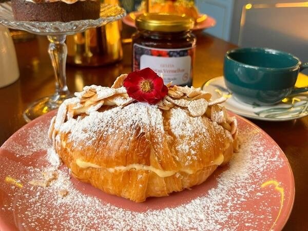 Beatriz Bicudo Patisserie — Croissant de Amêndoas Beatriz Bicudo Patisserie — Croissant de Amêndoas