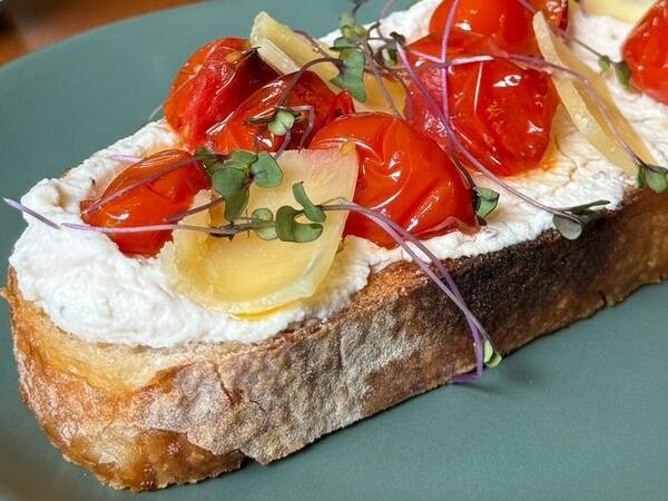 Beatriz Bicudo Patisserie — Tartine de Tomate Confit Beatriz Bicudo Patisserie — Tartine de Tomate Confit